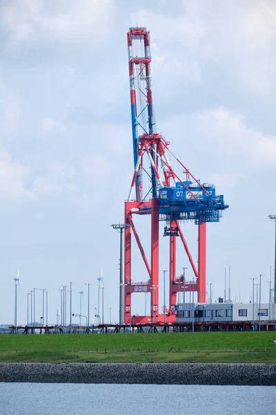 Verticaal Schot Van Een Container Portaalkraan Bij Jade Weser Diepe — Stockfoto