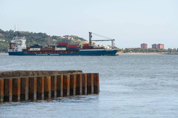 Transinsular Expresso Şirketinin Deniz Kargosu Taşıyan Bir Kargo Gemisi — Stok fotoğraf