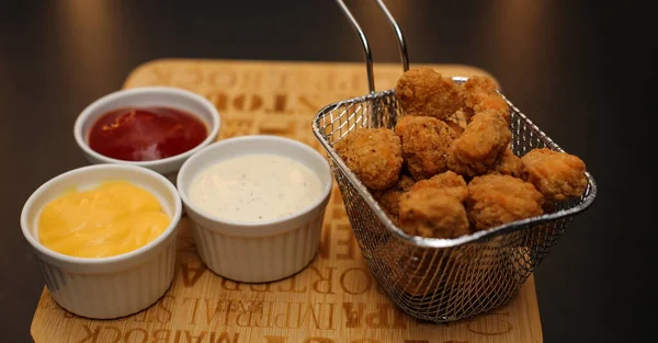 Gros Plan Délicieuses Galettes Poulet Frit Croustillant Servi Avec Différentes — Photo