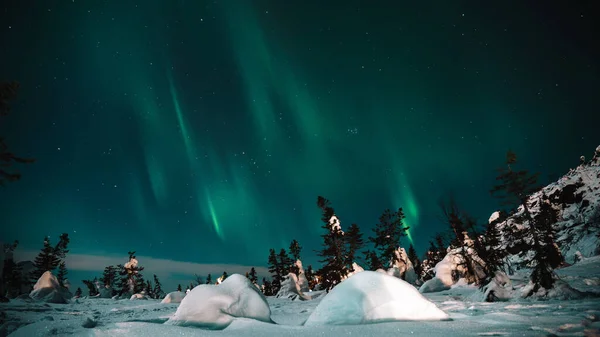 フィンランドのオウルの上のオーロラは雪の前景を持っています — ストック写真