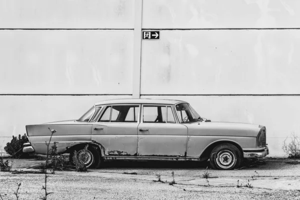 Gråskalig Mercedes Benz W111 Klassiska Lyxbil Övergavs Gatan Barcelona Spanien — Stockfoto