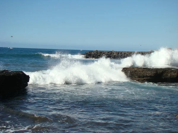 スペインのテネリフェ島の大きな岩の上にクラッシュする強い波の景色 — ストック写真