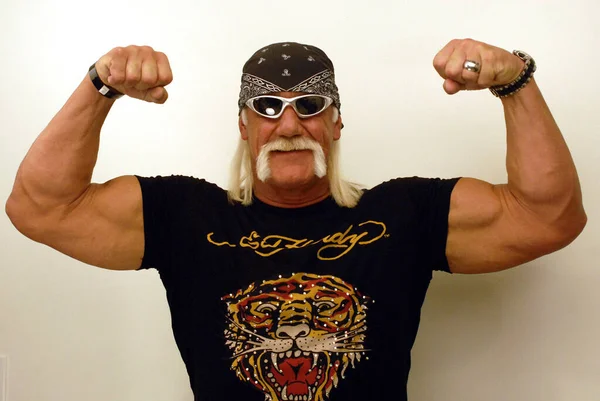 Amerikan profesyonel güreşçi Hulk Hogan klasik bir Ed Hardy tişörtü giyiyor