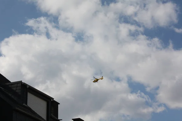 Вертолёт Облачном Небе — стоковое фото