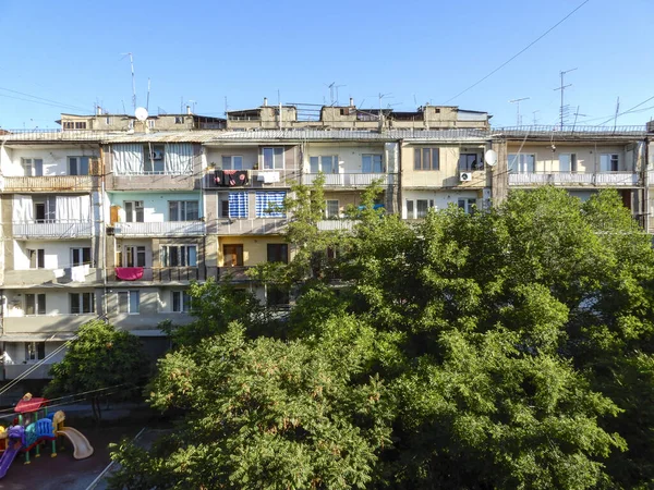 Widok Budynku Mieszkalnego Pięknym Podwórkiem Erywaniu Armenia — Zdjęcie stockowe