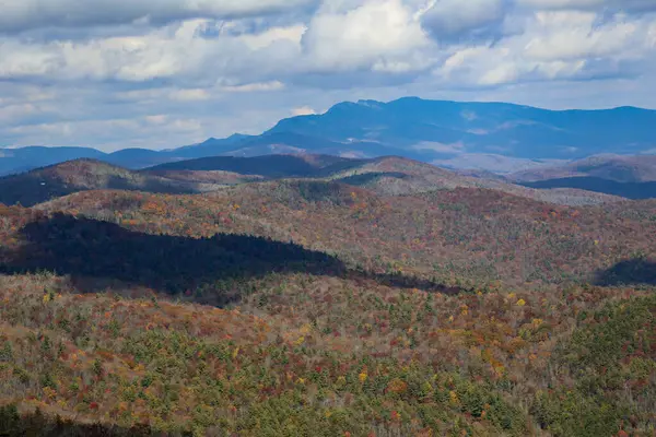 Het Prachtige Beeld Van Het Herfst Natuurlijke Heuvelachtige Landschap — Stockfoto