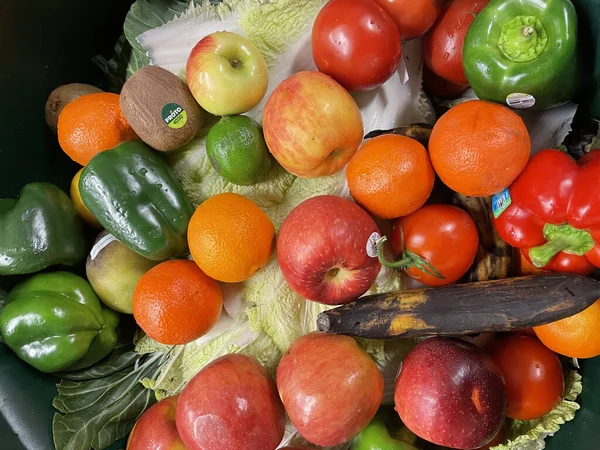 Sebuah Gambar Vertikal Dari Berbagai Buah Buahan Dan Sayuran — Stok Foto