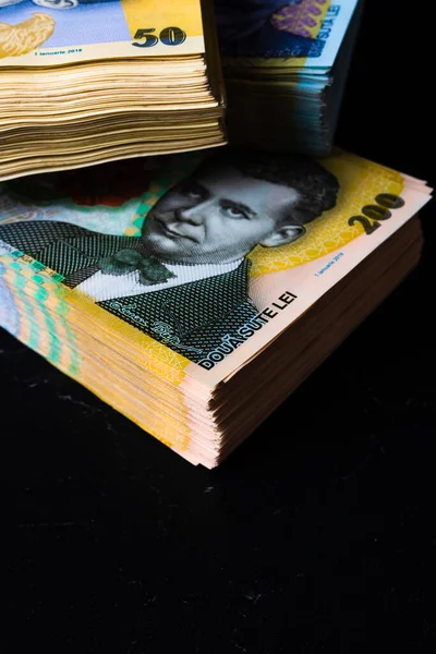 Una Pila Dinero Rumano Lei Sobre Fondo Negro — Foto de Stock
