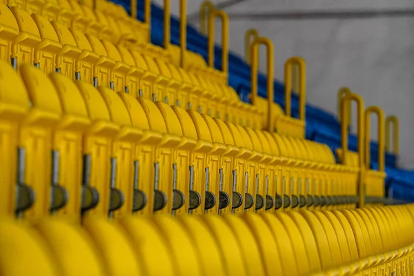 Избирательный Сфокусированный Снимок Жёлтых Сидений Хоккейном Стадионе — стоковое фото