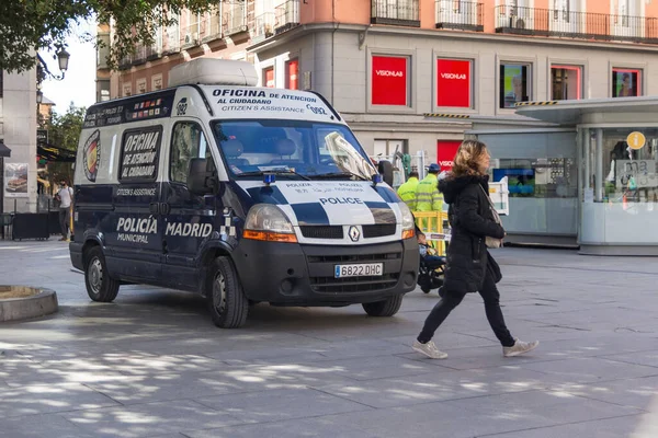 Polizeiwagen Auf Dem Platz Der Stadt Renault Master — Stockfoto