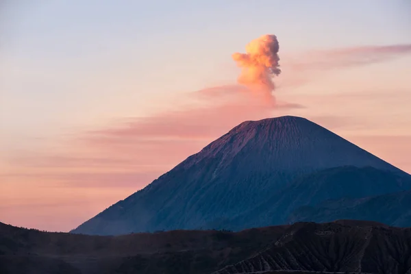 在明亮的落日下的一座火山岩山的风景 — 图库照片