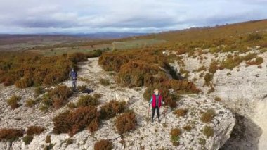 İspanya, Navarra 'daki Lokiz Sıradağları' nda beyaz bir kadın ve erkeğin yürüyüş yaptığı hava görüntüleri.