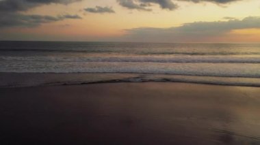 Kosta Rika 'da gün batımında Playa Hermosa plajının insansız hava aracı görüntüleri.