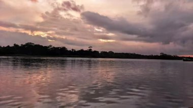 Güzel bir gün batımının zaman atlaması bir nehrin üzerinde