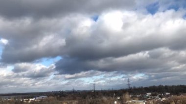 Cumulus bulutları baharda Ukrayna 'daki parkta koşuyor.