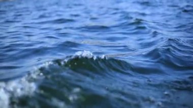 Okyanustaki su dalgalarının yakın plan çekimi.