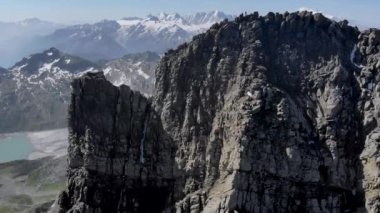 Spitsbergen Adası 'ndaki kayalık dağların tepesinde karlı bir hava aracı görüntüsü.