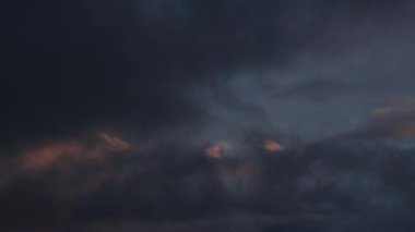 Bulutlu bir gökyüzünün zaman atlaması