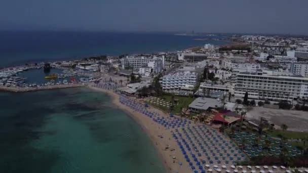 Vista Panorâmica Edifícios Hotéis Praia Contra Mar Azul Turquesa — Vídeo de Stock