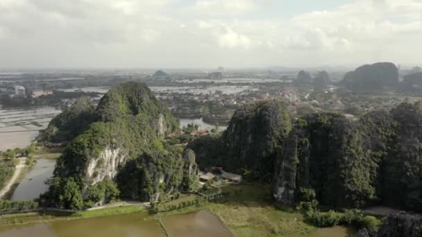 Een Schilderachtig Uitzicht Van Kalksteen Bergen Ninh Binh Vietnam — Stockvideo