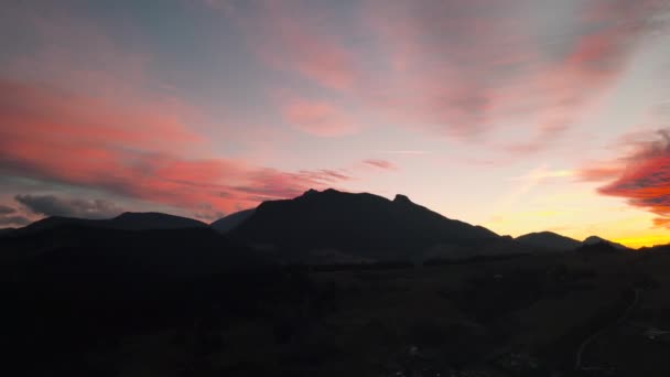Pintoresco Plano Paisaje Con Montañas Prado Durante Colorido Atardecer — Vídeos de Stock