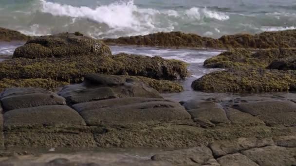 Belle Onde Del Mare Che Schizzano Sulle Rocce Nell Isola — Video Stock