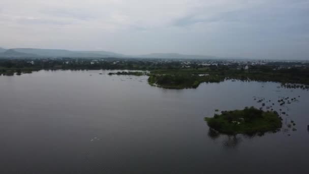 Una Vista Del Dron Lago Harsul Con Lados Verdes Árboles — Vídeos de Stock