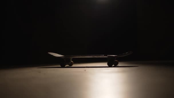 Spotlight Een Bewegingloos Skateboard — Stockvideo