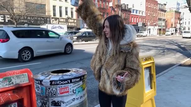Câmera Lenta Uma Garota Jogando Uma Caixa Lixo Nova York — Vídeo de Stock