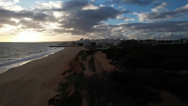 無人機の映像 Quareiraの観光の町を撮影 大西洋の海岸に 観光客とビーチ ポルトガル アルガルヴェ — ストック動画