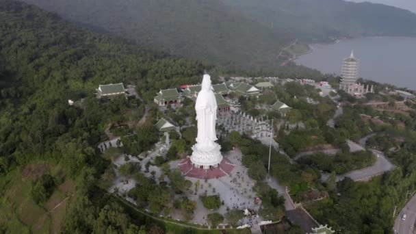 Nun Vietnam Ormanlarla Çevrili Büyük Bir Heykeli Olan Linh Ung — Stok video
