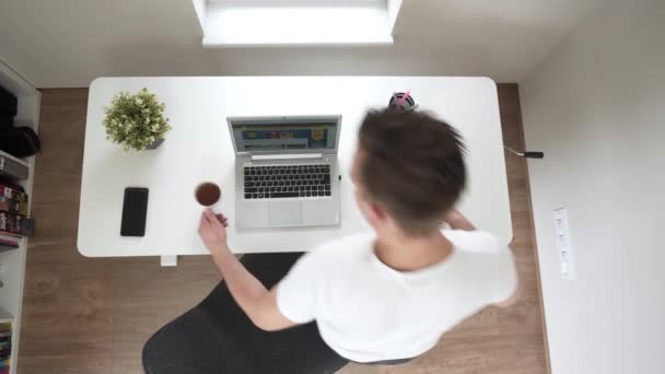 Άντρας Ενήλικας Που Δουλεύει Υπολογιστή Ενώ Κάθεται Στο Γραφείο Του — Αρχείο Βίντεο