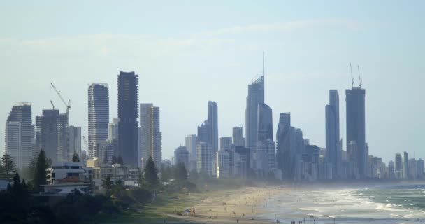 オーストラリアのゴールドコーストを背景に高層ビルが建ち並ぶバーレービーチの遠望 — ストック動画