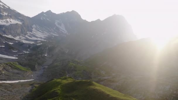 Drone Disparado Topo Uma Montanha Rochosa Durante Pôr Sol Ilha — Vídeo de Stock