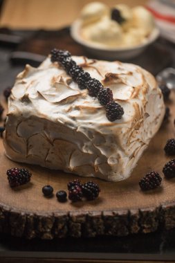 Tahtada böğürtlenli kremalı pasta.