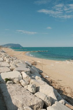 Kumsaldaki kayaların dikey görüntüsü.