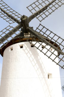 Campo de Criptana 'da beyaz bir yel değirmeninin yakın çekimi.