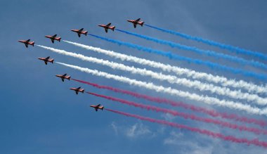 Renkli Oklar RAF Londra, İngiltere 'deki Queens Platinum Jübile uçuşunda uçakları sergiliyor.