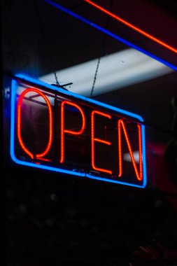Neon açık tabelasının dikey görüntüsü