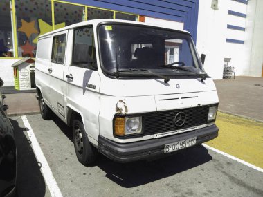 Caddeye park etmiş eski beyaz minibüs klasik bir Mercedes Benz MB140.