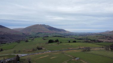 Bulutlu bir günde dağlık bir kırsal bölge