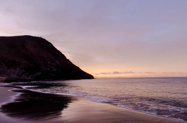 Atlantik Okyanusu 'nda gün batımı ve El Medano Tenerife Kanarya Adaları' nda bir dağ İspanya