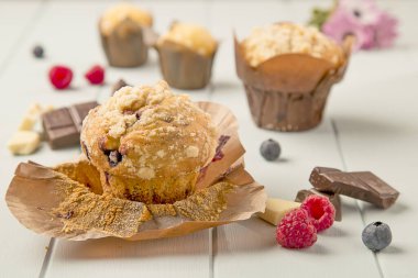 Ahududulu, yaban mersinli ve çikolatalı lezzetli kekler.