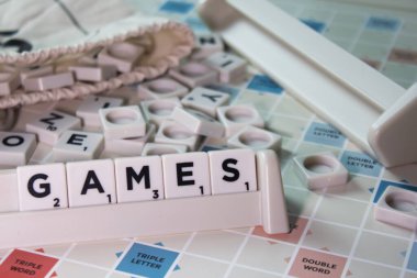 Şifreleme tahtası oyununun beyaz küplerine yazılan kelime oyunlarının yakın plan görüntüsü