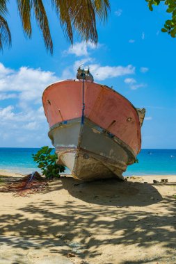 Trinidad ve Tobago 'daki Castara Körfezi sahilinde eski bir balıkçı teknesi, Karayipler.