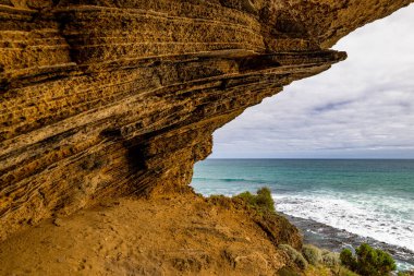 Victoria kıyısındaki engebeli uçurumların yakın çekimi.