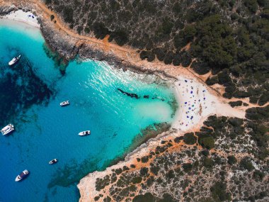 Mallorca 'da tekneli Cala Varques plajının güzel bir drone görüntüsü.