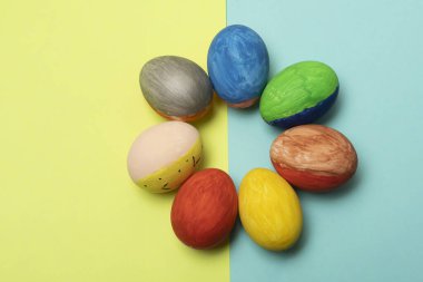 Mavi ve sarı arka planda izole edilmiş Paskalya yumurtalarının yakın çekimi.