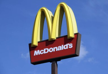 İngiltere 'deki Peterborough hizmetlerinde bir McDonald' s tabelasının alçak açılı görüntüsü.