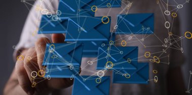 Arkaplandan sanal ekrana dokunan kişinin eliyle birkaç harf simgesi